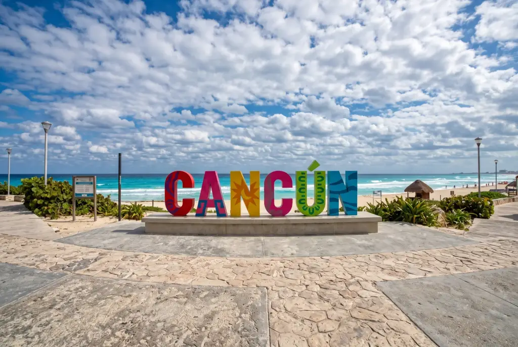 Letras Cancún & Mirador de Playa Delfines - Spot fotográfico en Zona Hotelera Km 19.5, Cancún para visitar en auto