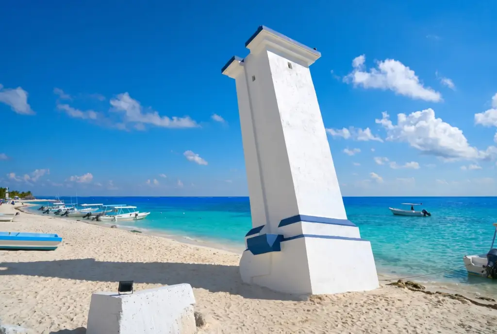 Puerto Morelos & Faro Inclinado - Spot fotográfico en Puerto Morelos, Quintana Roo para visitar en auto